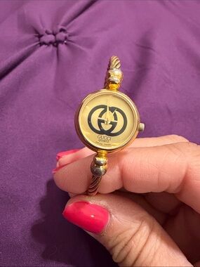 Gucci Gold-Tone Round Logo Bracelet Watch Black Double G 2047 L- New battery